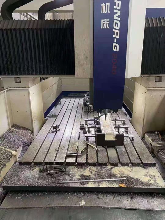 刚定中捷4米数控龙门铣，18年6月的，很少用，西门子828D系统，正在干活，随.