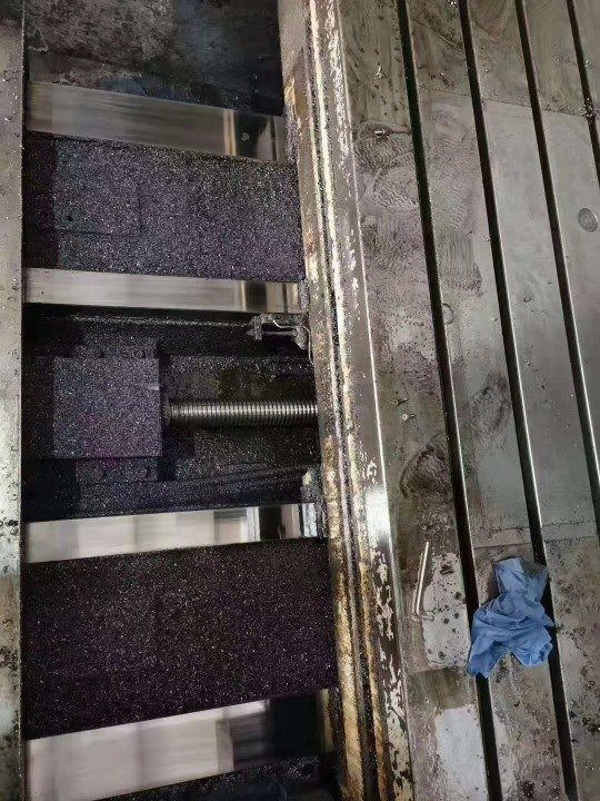 全网价工厂在位一台1580模具机，三硬轨，三菱M70系统，镜面导轨，同行可接.