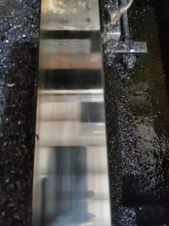 全网价工厂在位一台1580模具机，三硬轨，三菱M70系统，镜面导轨，同行可接.
