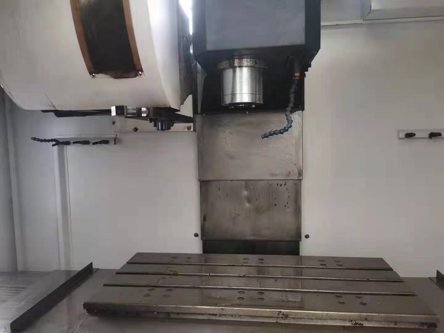 台湾珈玛LV800L 三轴线轨，主轴10000转 BT40刀柄，24把刀库 发那科MD系统，.