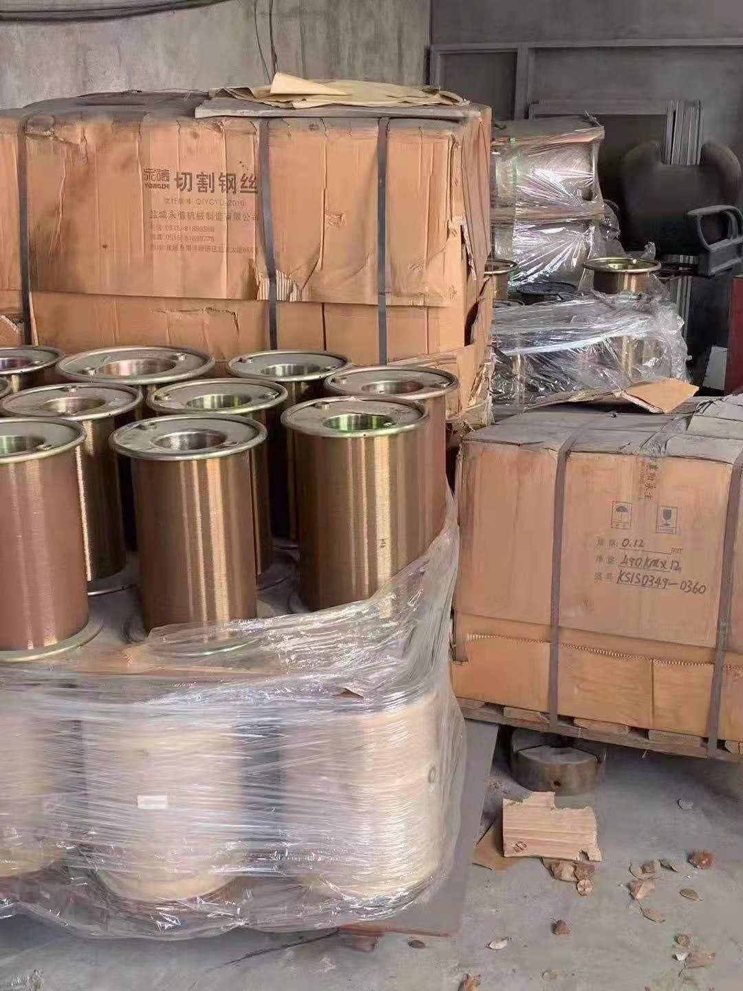 供：硅片，宝石切割钢丝每吨新价5.5万，现在每吨1万，总共32吨，不零售有直.