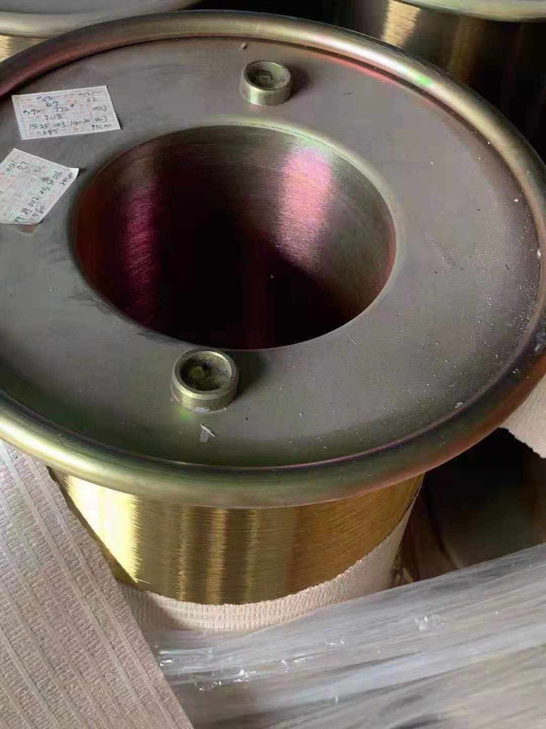 供：硅片，宝石切割钢丝每吨新价5.5万，现在每吨1万，总共32吨，不零售有直.