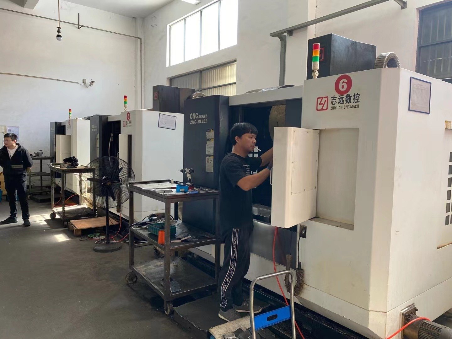 出售：同款三台，广东志远850加工中心