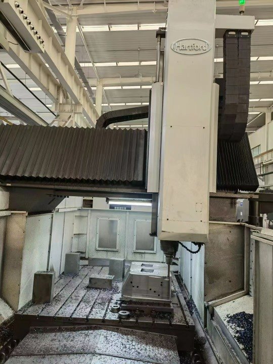 出售：台湾协鸿2190数控龙门铣，BT50主轴，齿轮头，6000转，三轴行程XYZ:20.