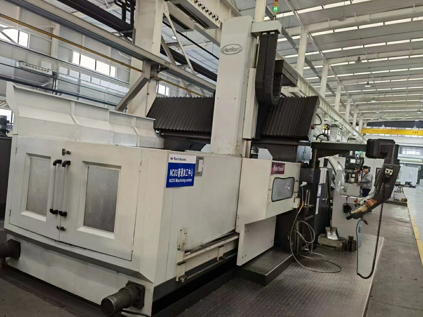 出售：台湾协鸿2190数控龙门铣，BT50主轴，齿轮头，6000转，三轴行程XYZ:20.