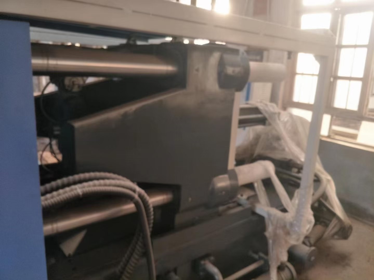 全新未安装压铸机300吨价格便宜带颗粒机喷雾给汤机