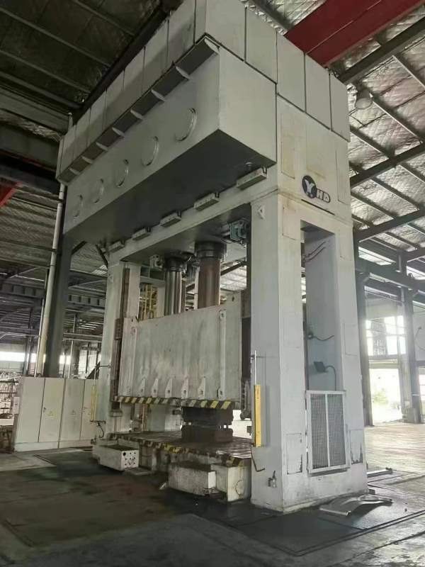 还剩后一台1250吨液压机，合肥锻压产，在位急售，台面.