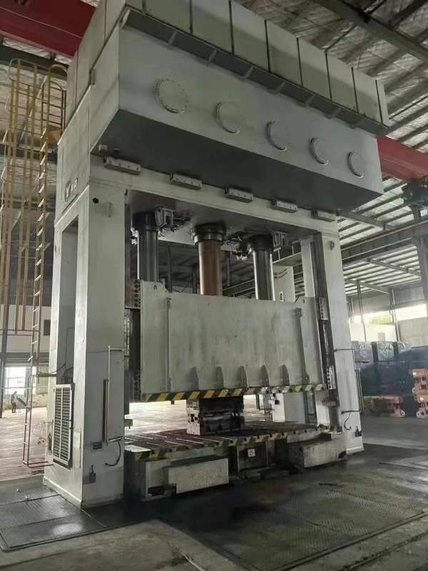 还剩后一台1250吨液压机，合肥锻压产，在位急售，台面.