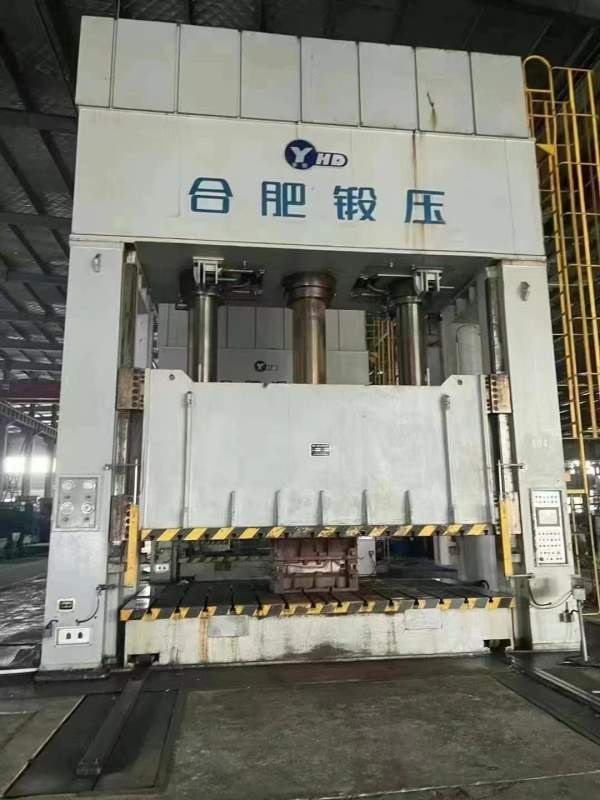 还剩后一台1250吨液压机，合肥锻压产，在位急售，台面.