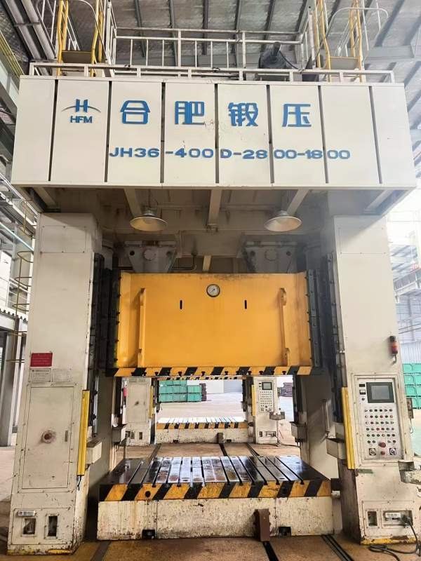 合肥锻压2400吨闭式双点线：800吨一台，移动台，台面3.