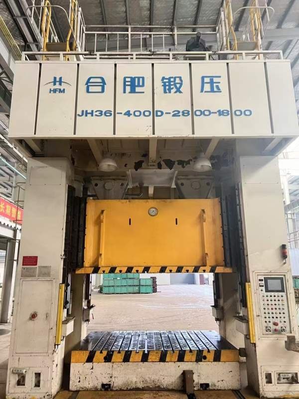 合肥锻压2400吨闭式双点线：800吨一台，移动台，台面3.