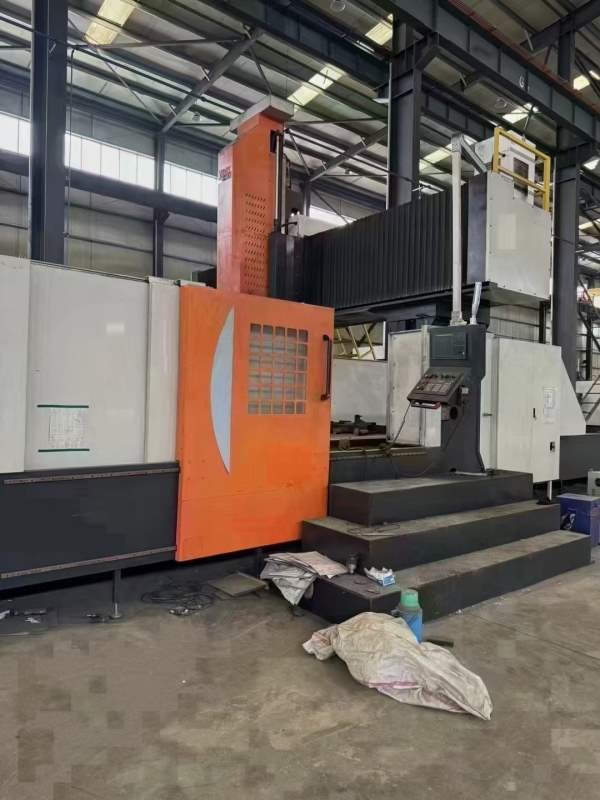 山东工厂后一台龙门，价格美丽台湾大侨8830龙门加工中.
