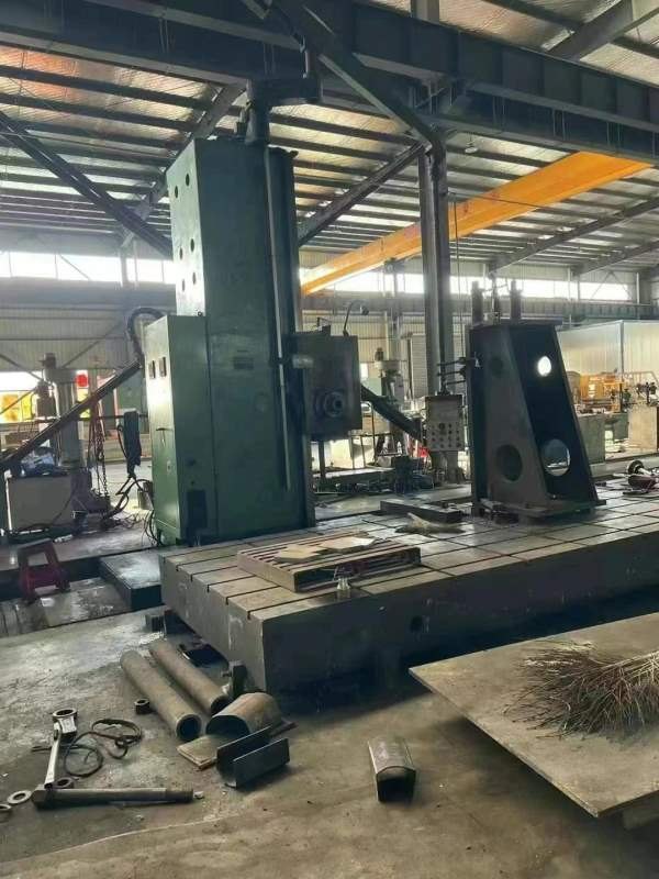芜湖恒升6213落地镗加工高度：2500行程：8000，回转工.
