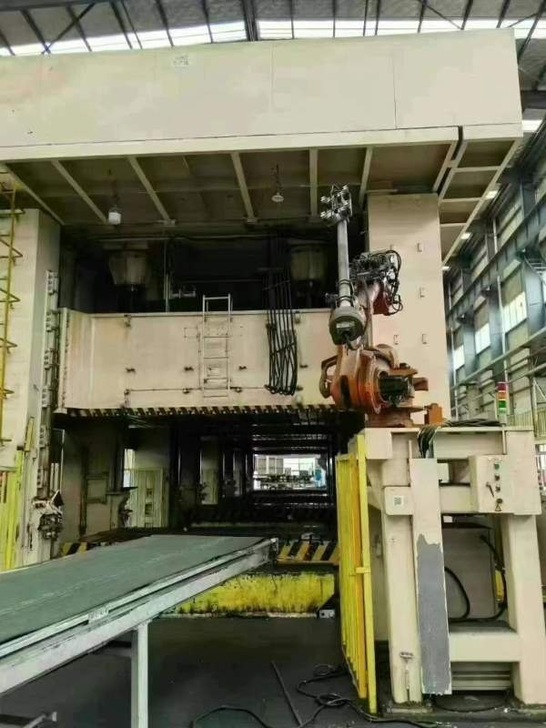 金丰四点压力机全自动冲压流水生产线全封闭，全自动化.