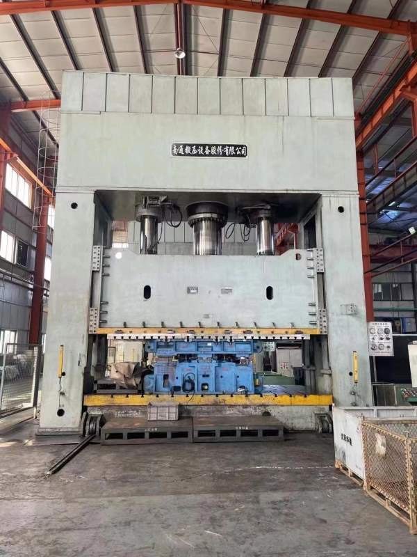 沈阳工厂内出售南通总厂2000吨框架液压机。有效台面2..