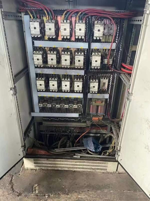 沈阳工厂内出售南通总厂2000吨框架液压机。有效台面2..