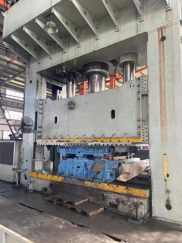沈阳工厂内出售南通总厂2000吨框架液压机。有效台面2..