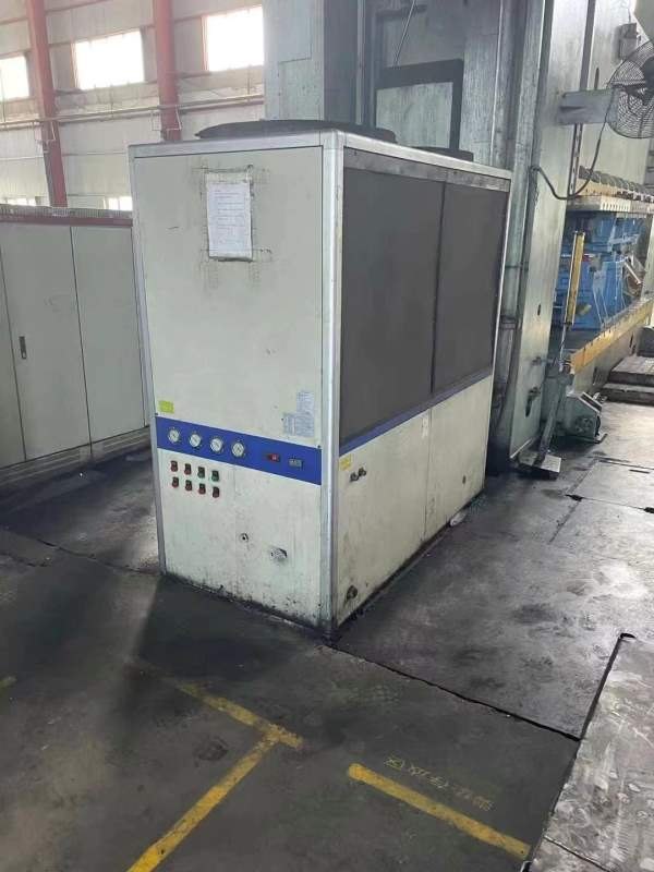 沈阳工厂内出售南通总厂2000吨框架液压机。有效台面2..