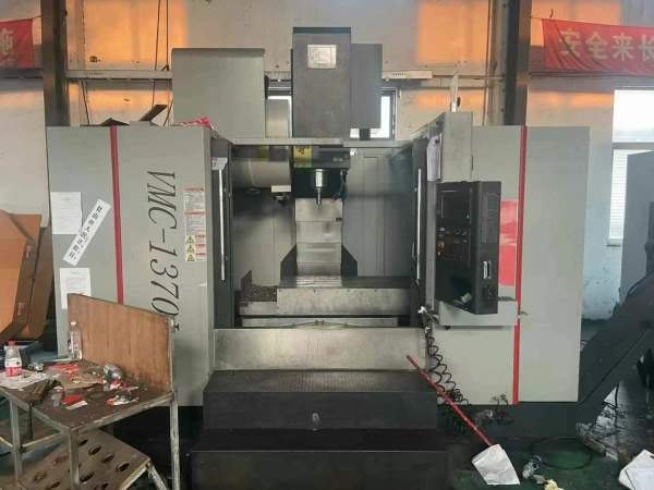 昆山工厂刚刚买下两台1370立式加工中心 BT50主轴 24把.