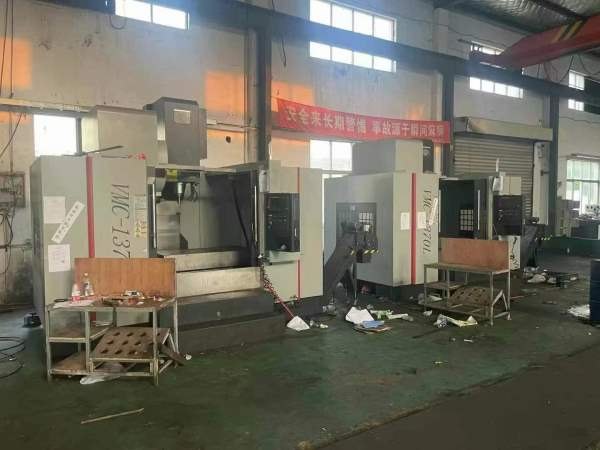 昆山工厂刚刚买下两台1370立式加工中心 BT50主轴 24把.