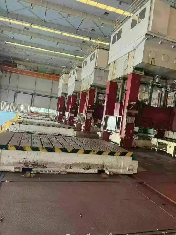 合肥锻压1000吨压力机滑块行程:1300mm开口高度:2000mm.
