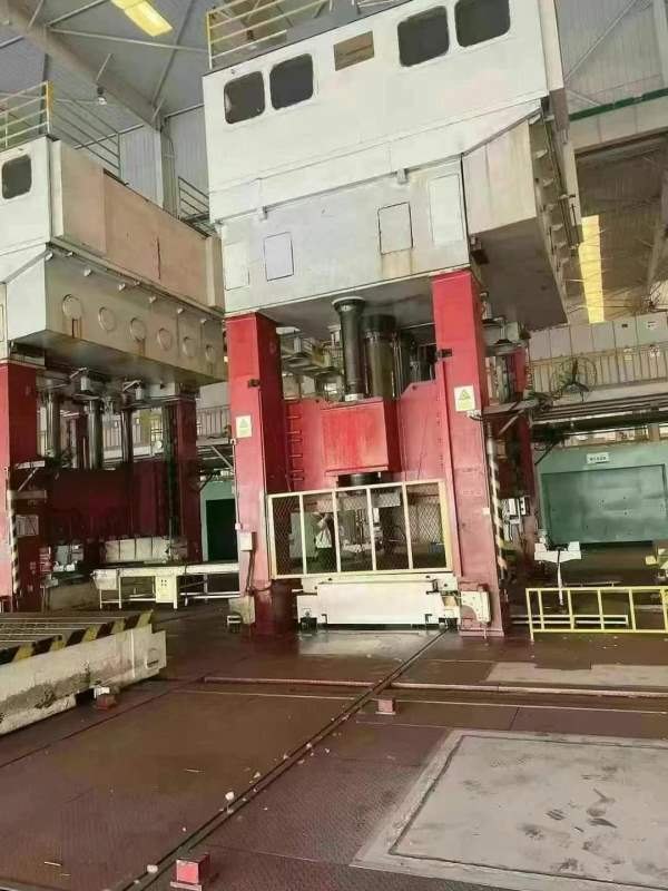 合肥锻压1000吨压力机滑块行程:1300mm开口高度:2000mm.