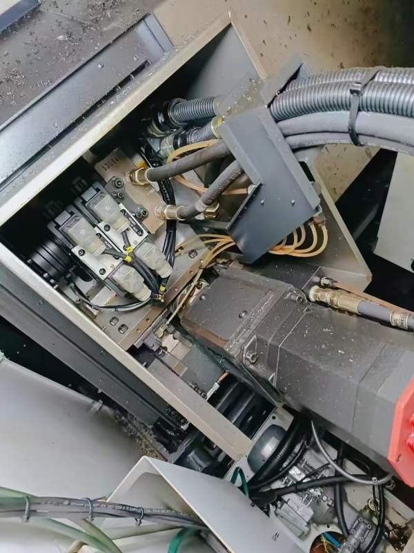 四台原装进口斗山斜轨刀塔机：型号 LYNX220B，8寸卡盘.