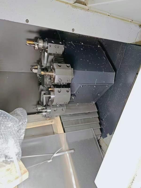四台原装进口斗山斜轨刀塔机：型号 LYNX220B，8寸卡盘.