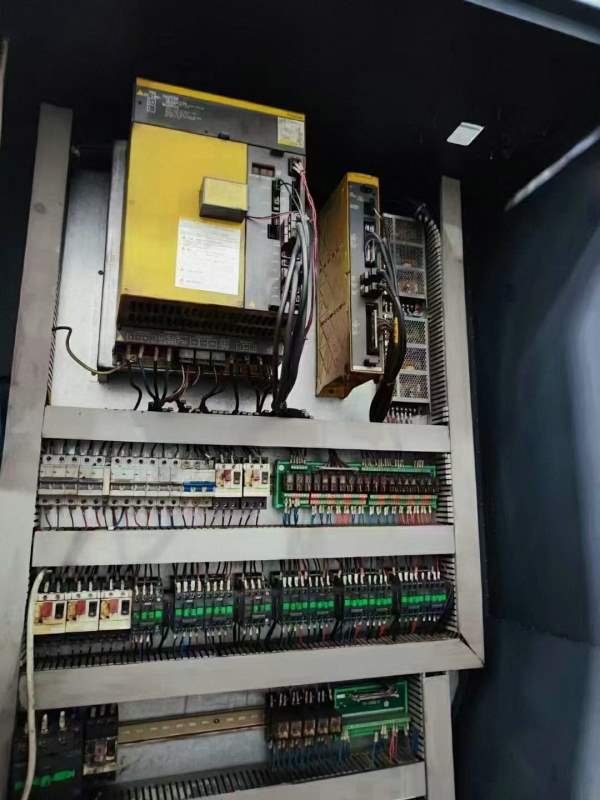 威诺克1060加工中心，两线一硬bt50发那科系统，工作台.