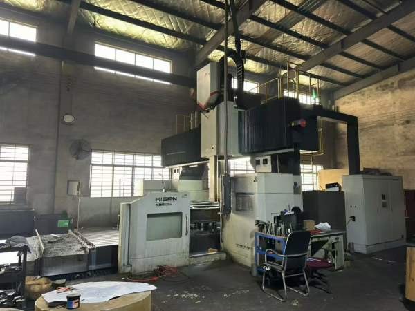 上海工厂刚刚买下海天6043龙门加工中心 方滑枕430 发.