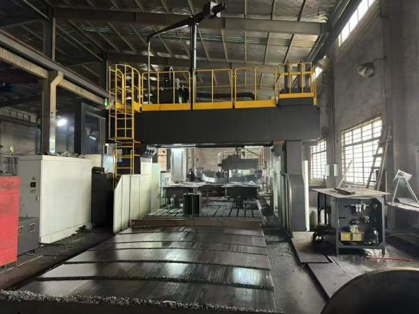 上海工厂刚刚买下海天6043龙门加工中心 方滑枕430 发.