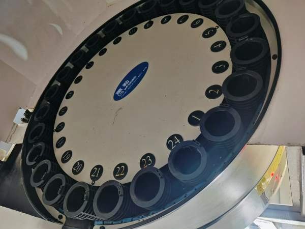 杭州蕙勒1100两台都带320四轴，BT50主轴的