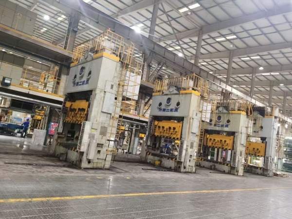 长沙工厂还剩2台250吨，济南二机床产，新款，带移动台.
