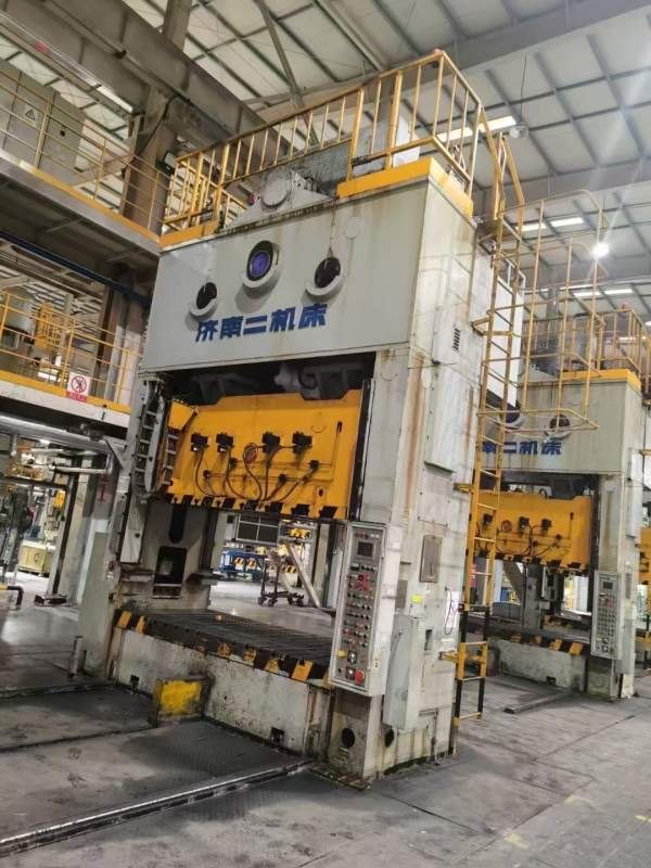 长沙工厂还剩2台250吨，济南二机床产，新款，带移动台.