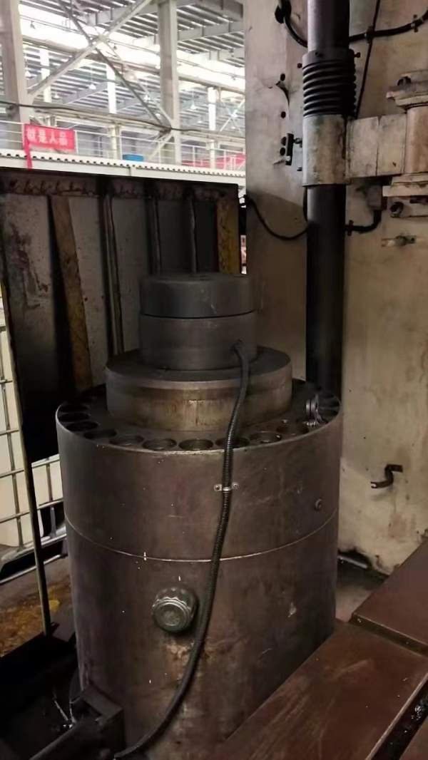 合肥锻压1200吨框架液压机，台面4.6米/2.6米。多点顶.