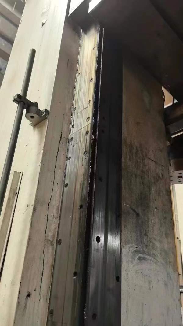 合肥锻压1200吨框架液压机，台面4.6米/2.6米。多点顶.
