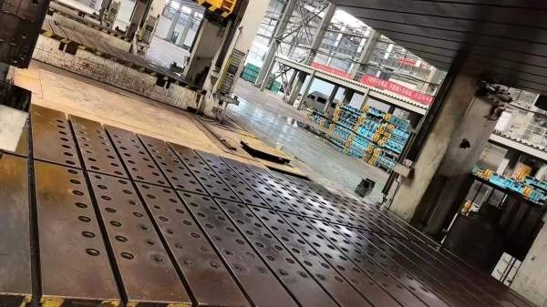 合肥锻压1200吨框架液压机，台面4.6米/2.6米。多点顶.