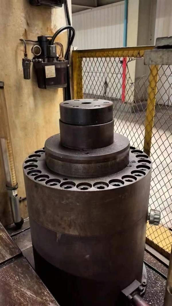 合肥锻压1200吨框架液压机，台面4.6米/2.6米。多点顶.