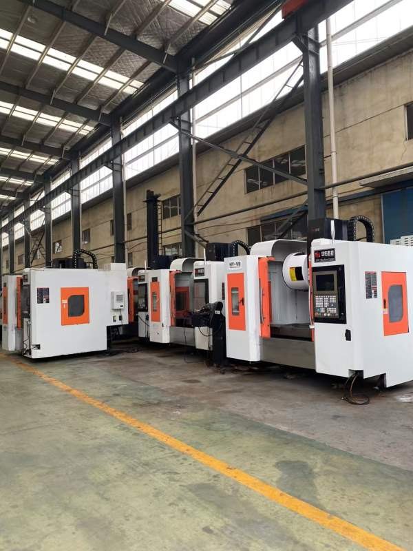 华佑850加工中心多台，三线轨，BT40主轴8000转，新代.