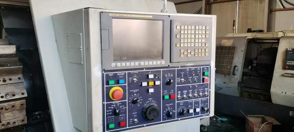 斗山305精度一丝内，大宇床身机床重6.7吨，12寸中空卡.