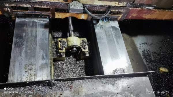 1060数控铣一台，三菱64彩屏系统，导轨漂亮，秒杀2580.