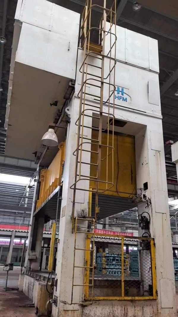 合肥锻压800吨框架液压机，同款两台，台面4.6/2.6米，.