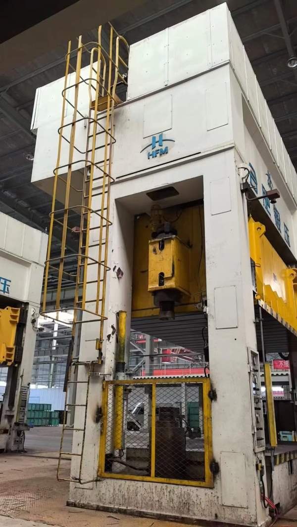 合肥锻压800吨框架液压机，同款两台，台面4.6/2.6米，.