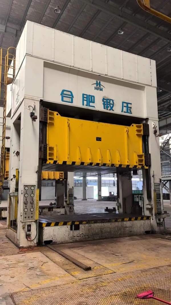 合肥锻压800吨框架液压机，同款两台，台面4.6/2.6米，.