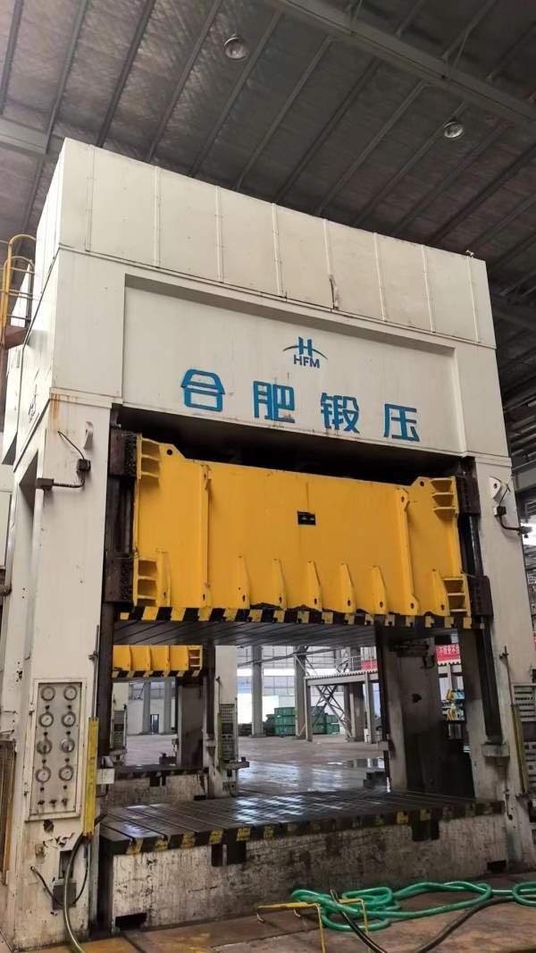 合肥锻压1200吨框架液压机，台面4.6米/2.6米。多点顶.