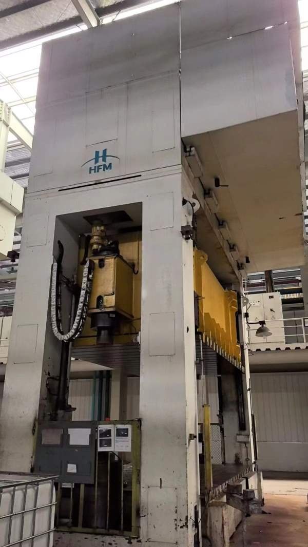 合肥锻压1200吨框架液压机，台面4.6米/2.6米。多点顶.