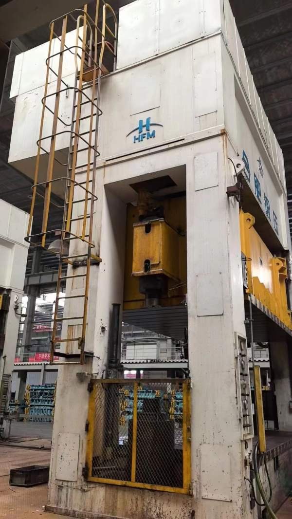 合肥锻压1200吨框架液压机，台面4.6米/2.6米。多点顶.