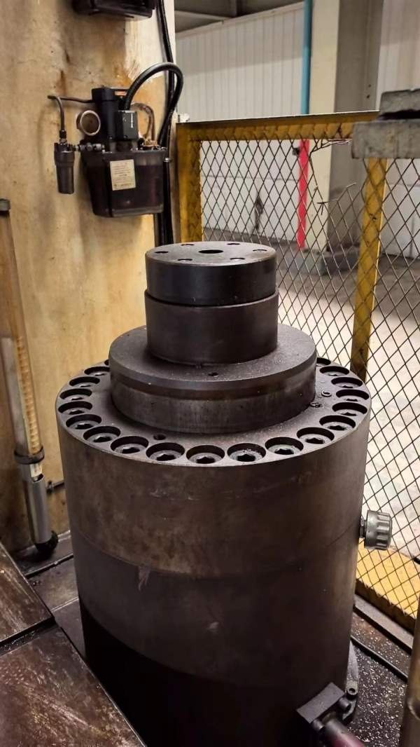 合肥锻压1200吨框架液压机，台面4.6米/2.6米。多点顶.
