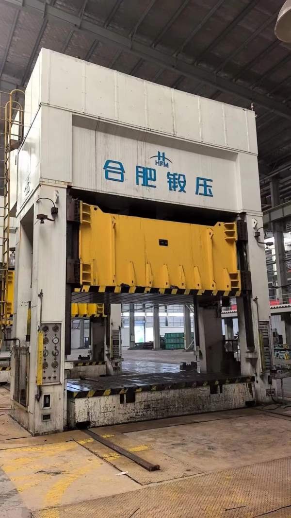 合肥锻压1000吨，台面4.6/2.6米。多点顶出。长沙工厂.
