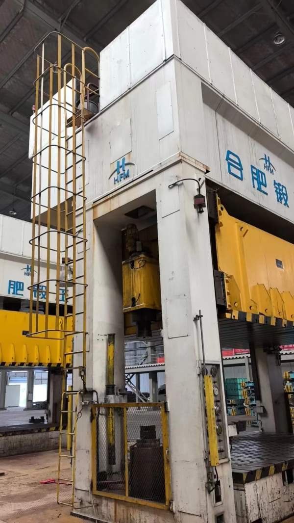 合肥锻压1000吨，台面4.6/2.6米。多点顶出。长沙工厂.